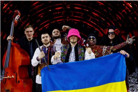 Eurovision: Οι νικητές της Ουκρανίας Kalush Orchestra άρχισαν έρανο για τους μαχητές του Αζόφ
