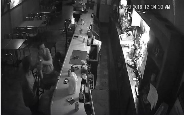 Βίντεο: Στο μπαρ γίνεται ένοπλη ληστεία και εκείνος πίνει αμέριμνος