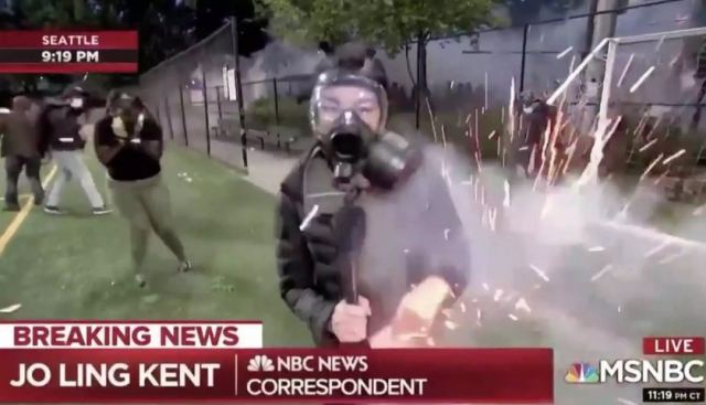 Απίστευτο βίντεο: Κροτίδα σκάει πάνω σε δημοσιογράφο του NBC στο Σιάτλ