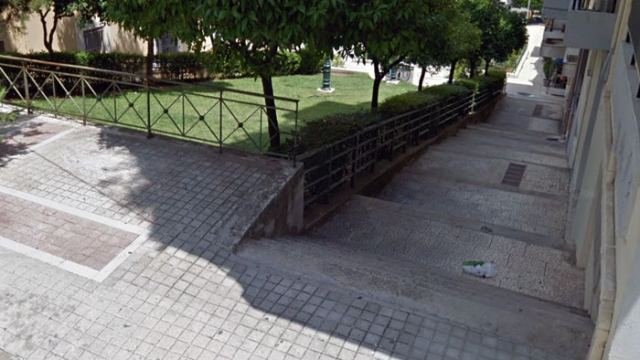 Λαμία: Τα σκαλιά στην πλατεία έκρυβαν ναρκωτικά