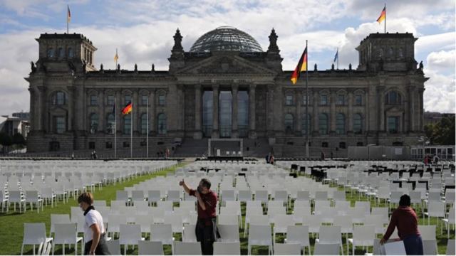 Βερολίνο: 13.000 καρέκλες μπροστά από το Κοινοβούλιο, για τους πρόσφυγες της Μόριας [Βίντεο]