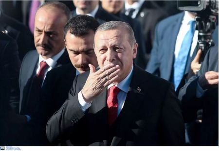 Ο Ερντογάν «έκλεισε» τρία κανάλια που επέκριναν την κυβέρνηση για τη διαχείριση των φονικών σεισμών