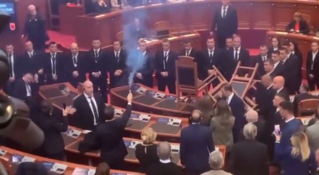 Αλβανία: Καπνογόνα στη Βουλή για την άρση ασυλίας του Μπερίσα