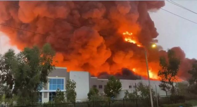 Καλιφόρνια: Τεράστια πυρκαγιά σε αποθήκη – Ανήκει στην Amazon μεταδίδουν τοπικά ΜΜΕ