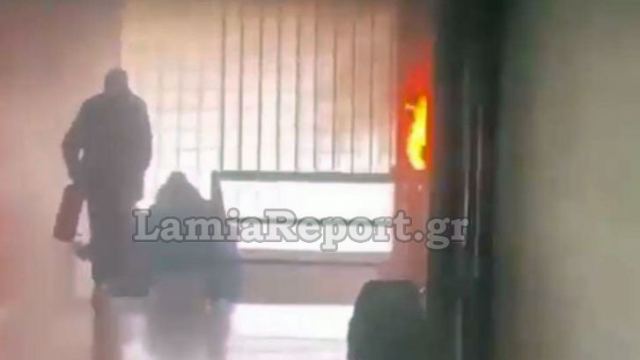Αταλάντη: Έβαλαν φωτιά στο διάδρομο του Σχολείου - ΒΙΝΤΕΟ