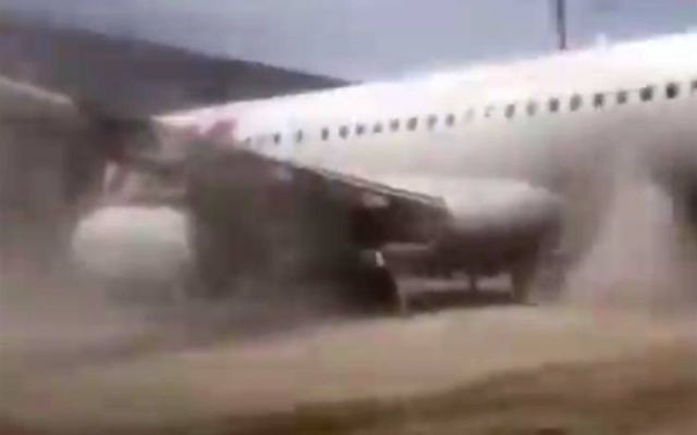 Τρομακτικές εικόνες με επιβάτες να εγκαταλείπουν αεροπλάνο που έπιασε φωτιά