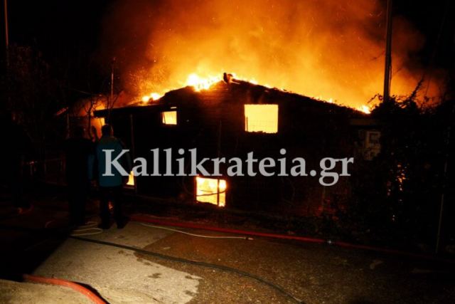 Πύρινη κόλαση! Φωτιά και εκρήξεις σε σπίτι στη Χαλκιδική – video