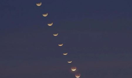 Η εντυπωσιακή φωτογραφία της NASA από τα διάφορα στάδια μιας ολικής έκλειψης Σελήνης