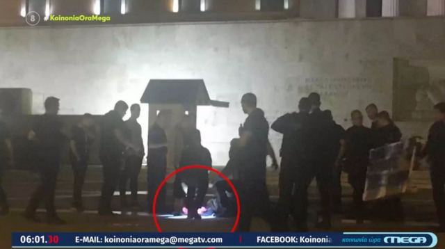 Σύνταγμα: Άνδρας με καραμπίνα σε αμόκ μπροστά από την Βουλή - Τον συνέλαβαν ύστερα από διαπραγματεύσεις