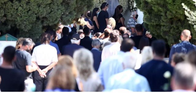 Δράμα: Απίστευτος συνωστισμός με 2.000 άτομα σε κηδεία ιερέα - Επί τόπου κλιμάκιο του ΕΟΔΥ