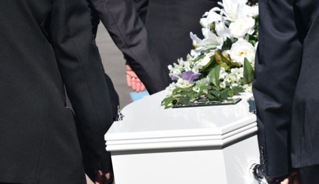 Κωμικοτραγικό περιστατικό σε κηδεία - Απαγόρευσαν την είσοδο στον νεκρό..! (ΦΩΤΟ - ΒΙΝΤΕΟ)