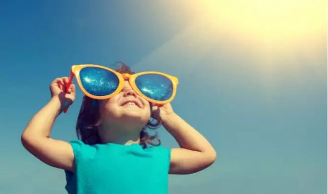 Πώς να προστατεύσεις σωστά το παιδί από τον ήλιο
