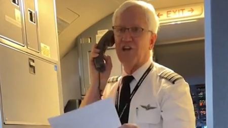 Η συγκινητική αποχαιρετιστήρια ομιλία πιλότου μετά από 32 χρόνια στη δουλειά έκανε τους επιβάτες να δακρύσουν