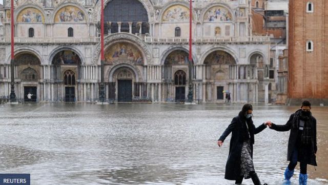 Πλημμύρισε η χριστουγεννιάτικη Βενετία: Ο Αι Βασίλης έκανε βόλτες με... φουσκωτό [εικόνες - βίντεο]