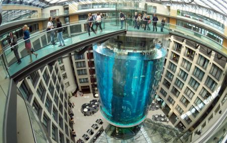 Βερολίνο: Καταστράφηκε το AquaDom - Το μεγαλύτερο κυλινδρικό ενυδρείο του κόσμου