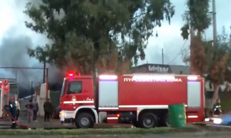 Νύχτα επεισοδίων με Ρομά να βάζουν φωτιές σε Ασπρόπυργο και Άνω Λιόσια - Έκαψαν κατάστημα ελαστικών και λεωφορείο