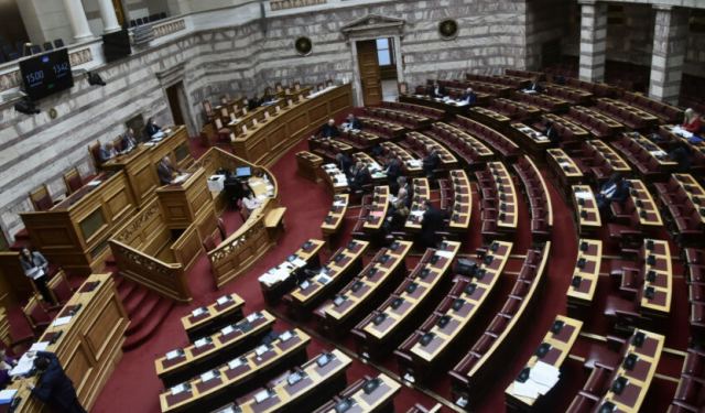 Τέμπη: Σήμερα στη Βουλή οι προτάσεις ΣΥΡΙΖΑ και ΠΑΣΟΚ για προανακριτικές επιτροπές