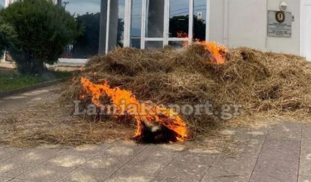 Λαμία: Αγρότες έβαλαν φωτιά έξω από τα γραφεία του ΟΠΕΚΕΠΕ (ΦΩΤΟ)