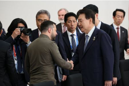 Αιφνιδιαστική επίσκεψη του προέδρου της Νότιας Κορέας στην Ουκρανία - Πήγε στη Μπούτσα και το Ιρπίν