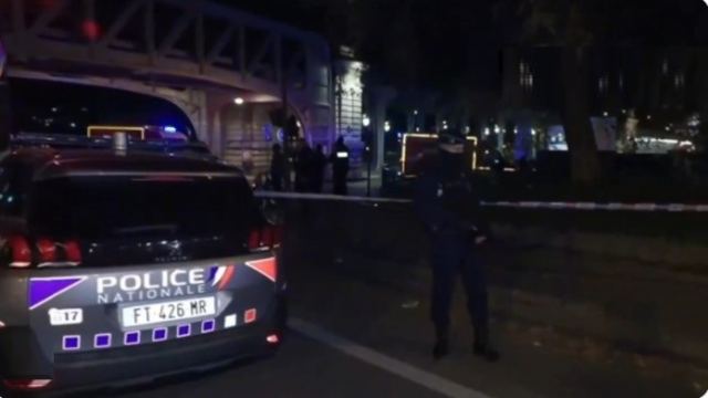 Παρίσι: Εξτρεμιστής ο δράστης που σκότωσε Γερμανό τουρίστα – Η στιγμή της σύλληψής του