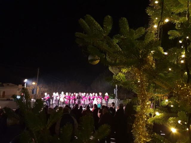 Με πυροτεχνήματα άναψε το Χριστουγεννιάτικο δέντρο στο Σταυρό