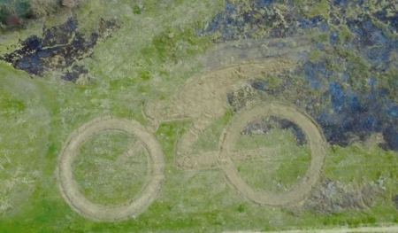 Χειριστής ζωγράφισε με τον εκσκαφέα τον «ουράνιο ποδηλάτη» (ΒΙΝΤΕΟ)