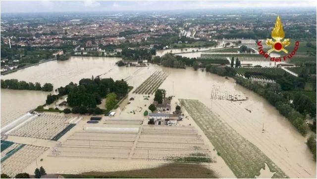 Ιταλία: Οι άνθρωποι ανέβηκαν στις στέγες για να σωθούν από την πλημμύρα