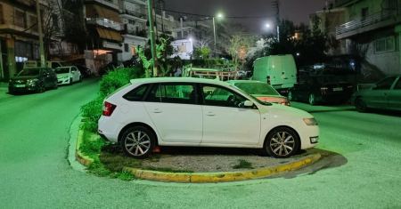 Απίστευτο παρκάρισμα: Οδηγός άφησε το αυτοκίνητό πάνω σε νησίδα! (ΦΩΤΟ)