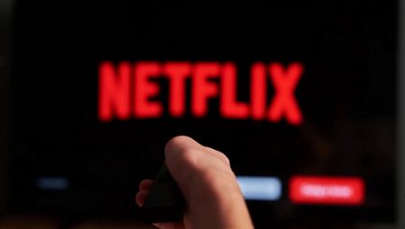Τέρμα τα ψέματα, το Netflix ξεκινάει τις χρεώσεις για τους έξτρα χρήστες στο λογαριασμό σας