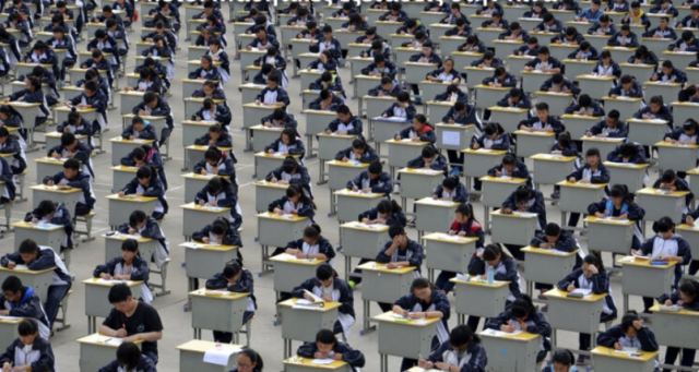 (Photo: Μαθητικές εξετάσεις στην Κίνα)