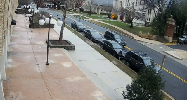 ΒΙΝΤΕΟ: 23χρονη πήγε να παρκάρει και έπεσε με το αυτοκίνητο από τον 4ο όροφο πάρκινγκ