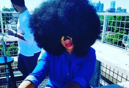 Αμερικανίδα κατέρριψε το παγκόσμιο ρεκόρ Γκίνες για τα πιο φουντωτά μαλλιά afro