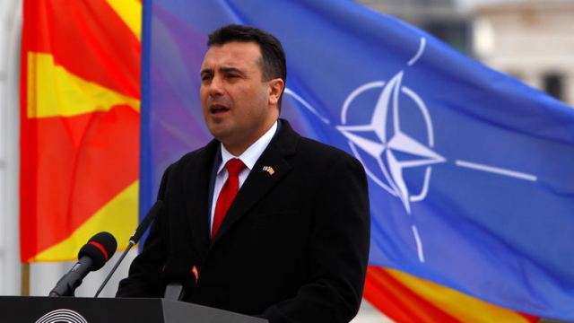 Ο Ζάεφ δίπλα στη σημαία του ΝΑΤΟ είπε τη χώρα Βόρεια Μακεδονία