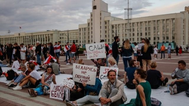 Λευκορωσία: Χιλιάδες διαδηλωτές μπροστά από την έδρα της κρατικής τηλεόρασης