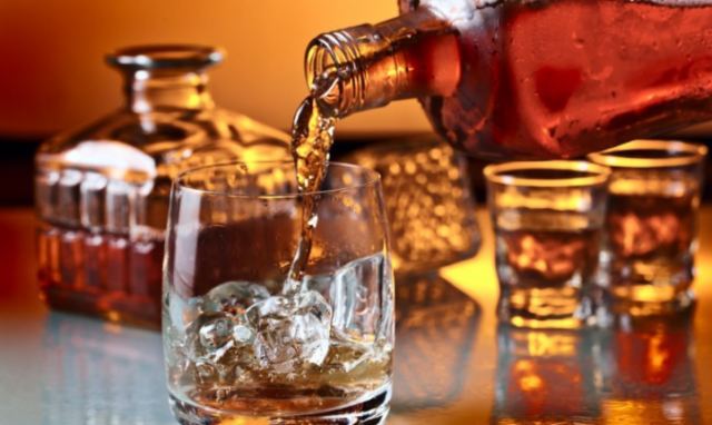 Σε ποια ποσότητα το αλκοόλ βλάπτει τον εγκέφαλο - Ποιοι διατρέχουν μεγαλύτερο κίνδυνο