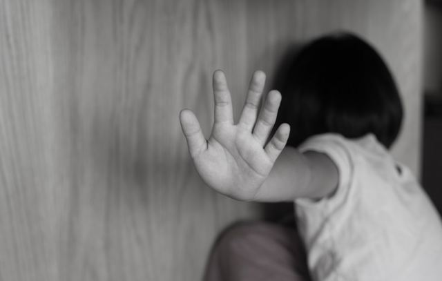 Σοκαριστική υπόθεση παιδοφιλίας: Άνδρας κατηγορείται ότι βίαζε την κόρη του και παιδιά συγγενών του