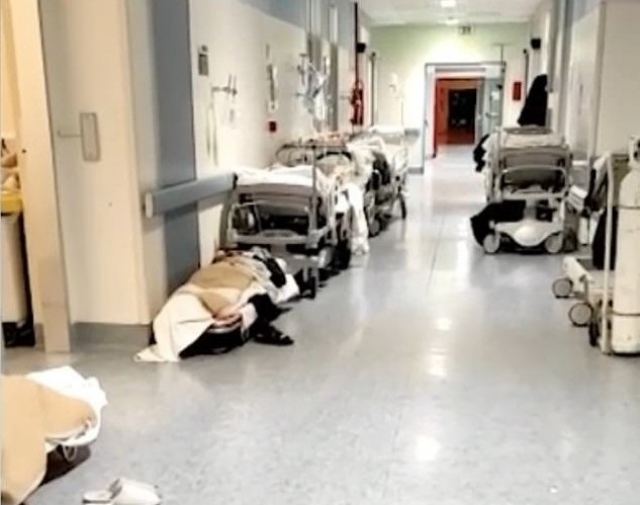 Εικόνες-σοκ με διασωληνωμένους ασθενείς στους διαδρόμους νοσοκομείου στην Ιταλία