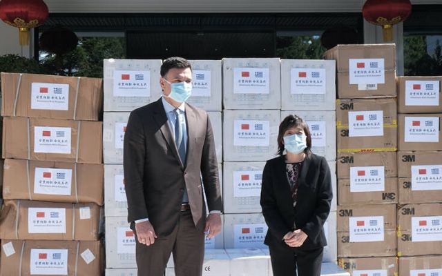 Ο Βασίλης Κικίλιας παρέλαβε 50.000 μάσκες για τον κορωνοϊό από την πρέσβη της Κίνας