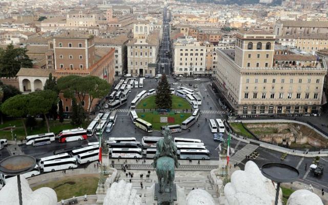Η Ρώμη «παρέλυσε» από κινητοποίηση οδηγών τουριστικών λεωφορείων