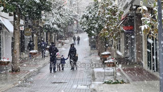 Χιονίζει στο κέντρο της Λαμίας - Δείτε ΒΙΝΤΕΟ και ΦΩΤΟ