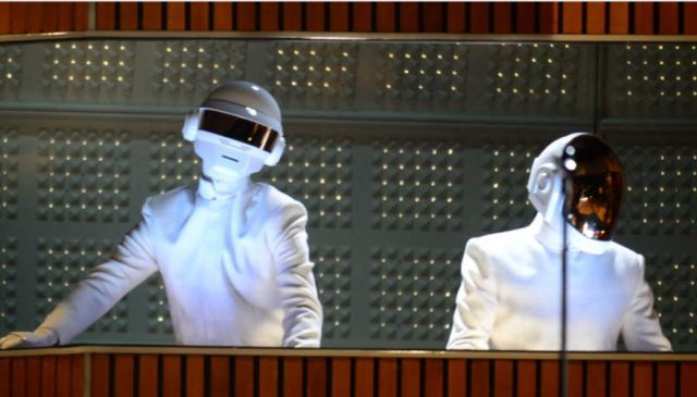 Οι Daft Punk αποκαλύπτουν τα πρόσωπά τους έπειτα από 28 χρόνια