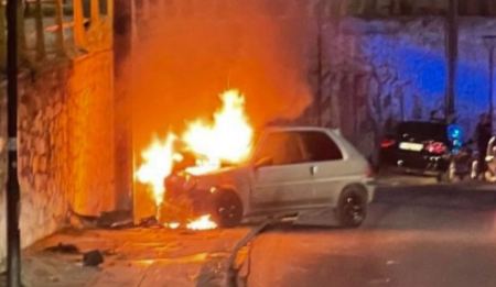 Νέα Φιλαδέλφεια: ΙΧ καρφώθηκε σε κολώνα και τυλίχθηκε στις φλόγες