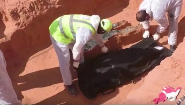 Λιβύη: 12 πτώματα σε νέους ομαδικούς τάφους στην Ταρχούνα