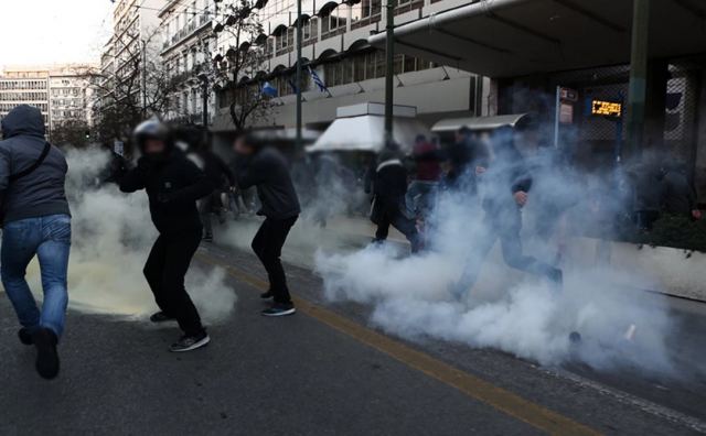 Ένταση στο κέντρο της Αθήνας στην πορεία για τον Δημήτρη Κουφοντίνα: Χημικά και χρήση αύρας από την αστυνομία