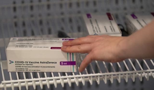 Η ΕΕ απειλεί με εμπάργκο εμβολίων κορωνοϊού τη Μεγάλη Βρετανία - Έξαλλοι στην Κομισιόν με τις καθυστερήσεις της AstraZeneca