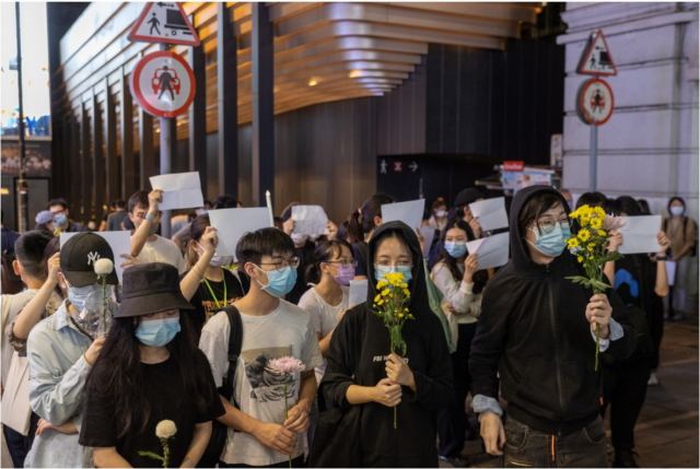Κίνα: Τι συμβολίζουν τα λευκά χαρτιά που κρατούν οι διαδηλωτές