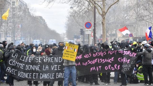 Πεδίο μάχης το Παρίσι - Σφοδρές συγκρούσεις ανάμεσα σε &quot;κίτρινα γιλέκα&quot; και αστυνομικούς - ΦΩΤΟ - ΒΙΝΤΕΟ