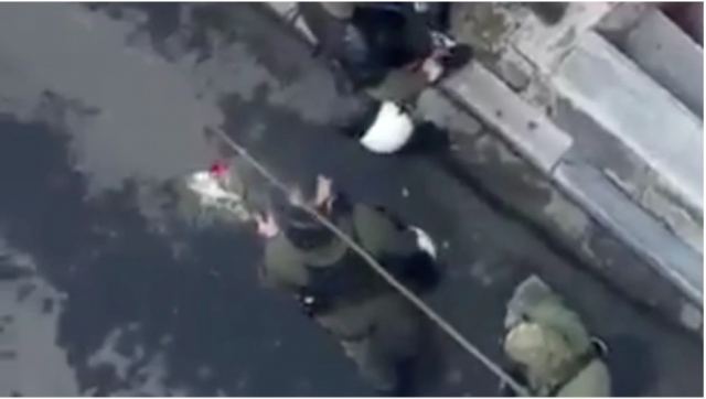 Αστυνομικός παίζει και καταστρέφει ανθοδέσμη για τον Γρηγορόπουλο - Την πειθαρχική τιμωρία του ζητά η ΕΛΑΣ [βίντεο]