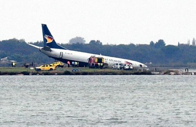 Γαλλία: Ατύχημα με εμπορικό αεροσκάφος - Βγήκε από τον διάδρομο προσγείωσης, κατέληξε στο νερό