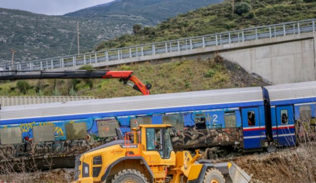 Σύγκρουση τρένων στα Τέμπη: 90χρονος ζητά 2.000 ευρώ επειδή «πατήθηκε» το χωράφι του κατά την επιχείρηση έρευνας και διάσωσης